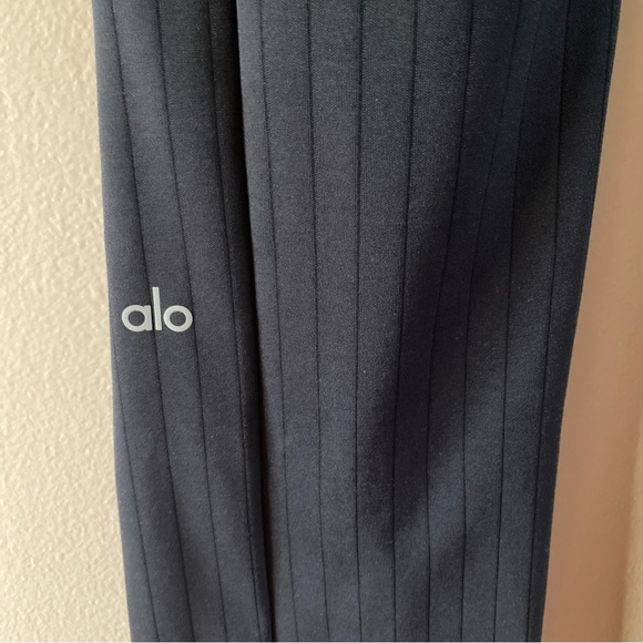 Alo Women’s Black High-Waist Pinstripe Zip It Flare Legging Soft Size SMALL? - Picture 4 of 13
